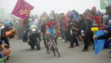 ESCALADORES DE &Eacute;LITE. S&oacute;lo Nairo Quintana resisti&oacute; en un primer momento el ataque del maillot rojo, Fabio Aru, durante la ascensi&oacute;n a la Fuente del Chivo.
 