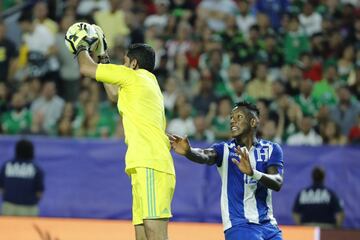 COP07. GLENDALE (EE.UU.), 20/07/2017.- El arquero de México Jesús Corona ataja un bajón junto a Romell Quioto (d) de Honduras hoy, jueves 20 de julio de 2017, durante un partido entre México y Honduras, de la Copa de Oro de la Concacaf, que se disputa en el Estadio de la Universidad de Phoenix, en Glendale, Arizona (Estados Unidos). EFE/Jose Mendez