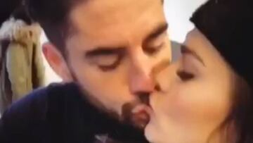 Isco y Sara S&aacute;lamo d&aacute;ndose un beso.