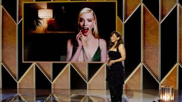 Anya Taylor-Joy (en la pantalla), ganadora del premio a la Mejor Actriz - Película de Televisión por "El Gambito de la Reina", reacciona mientras Rosie Pérez presenta en el escenario la 78a entrega Anual de los Globos de Oro celebrada en el Rainbow Room. el 28 de febrero de 2021.