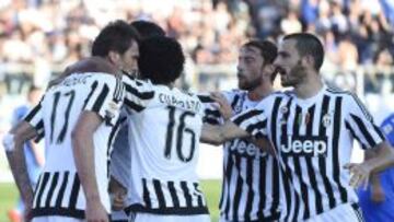 Juan Guillermo Cuadrado celebra con sus compa&ntilde;eros.