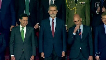 El gesto de Felipe VI al final del himno radicalmente diferente al de los años que se pitaba