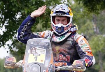 El piloto español Marc Coma del equipo Red Bull KTM Factory Rally celebra con su equipo la victoria en el Dakar 2015 al término de la última etapa de apenas 174 kilómetros entre Rosario y Buenos Aires. Coma (KTM) consiguió hoy su quinta corona del Dakar al finalizar primero en esta séptima edición sudamericana.