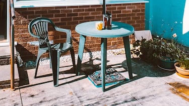 Adiós a la suciedad del jardín: este es el limpiador de muebles, toldos y sillas definitivo