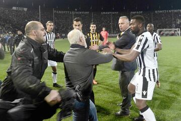 Ivan Savvidis, dueño del PAOK de Salónica, bajó al césped con un arma tras anular el árbitro un gol a su equipo en el tramo final del partido.