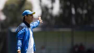 Carlos Turrubiates, exjugador de la Selección Mexicana, dirige un partido Sub 20 en 2014