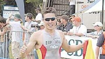 <b>EMOCIONADO.</b> Javier Gómez Noya pasea orgulloso la bandera de España tras ganar el oro en el Mundial.