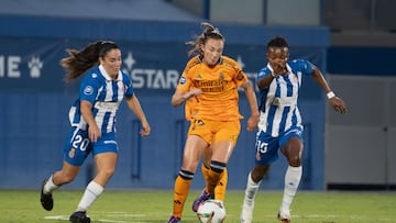 SANT ADRIÀ DE BESÓS (BARCELONA), 06/09/2024.- Las jugadoras del Espanyol Ainoa Campo (i) y Amanda Uju Mbadi (d) defienden a la centrocampista del Real Madrid Caroline Weir (i) durante el encuentro entre RCD Espanyol y Real Madrid de la primera jornada de la Liga F, este viernes en el estadio Ciudad Deportiva Dani Jarque de Sant Adrià de Besós (Barcelona). EFE/ Marta Pérez