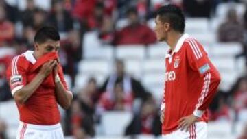 Enzo Perez y Oscar Cardozo, jugadores del Benfica, lament&aacute;ndose por la derrota de su equipo.