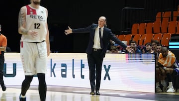 Imagen de Dusko Ivanovic durante el encuentro frente al RETAbet Bilbao Basket de la primera jornada de la fase final de la ACB.