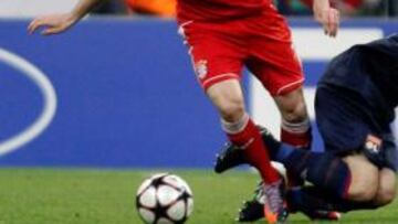 <b>PLANTILLAZO AL FÚTBOL. </b>Ribéry, en el momento de entrar con los tacos por delante y pisar el tobillo de Lisandro. Vio roja directa.