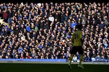 Los aficionados del Everton, cegados por el sol, tuvieron algunos problemillas para seguir el partido entre su equipo y el Arsenal en Goodison Park de Liverpool. El encuentro terminó sin goles. Carlo Ancelotti y Mikel Arteta, los nuevos entrenadores de ambos equipos, presenciaron el choque desde el palco de autoridades.