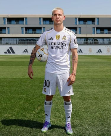 Franco Mastantuono vestido de blanco. 