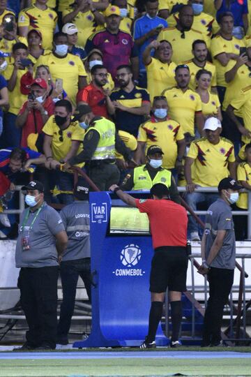 La Selección de Reinaldo Rueda sumó su tercer empate consecutivo al igualar 0-0 ante Ecuador en Barranquilla. Hubo polémica en el final.