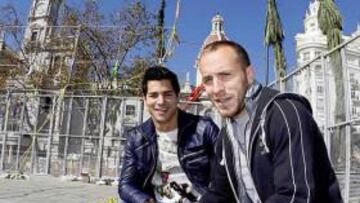 <b>A ENCENDER LA MECHA. </b>Guerra y Juanlu tomaron nota de la Mascletà que ofreció ayer la pirotecnia Zarzoso de Altura en la Plaza del Ayuntamiento.