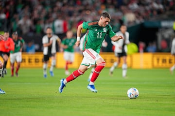 Santiago Giménez en el partido ante Alemania