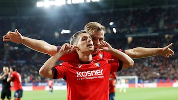 PAMPLONA, 28/09/2024.- El delantero de Osasuna Bryan Zaragoza (i) celebra con Pablo Ibáñez tras marcar el segundo gol ante el Barcelona, durante el partido de LaLiga en Primera División que CA Osasuna y FC Barcelona disputan este sábado en el estadio de El Sadar, en Pamplona. EFE/Villar López
