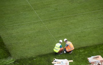 Los trabajos de remodelación del estadio del Real Madrid siguen sin pausa. A unos días del estreno los esfuerzos se centran en el terreno de juego.