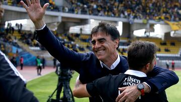 El entrenador de Colo Colo Gustavo Quinteros celebra el titulo de campeon tras el partido de primera division contra Coquimbo Unido disputado en el estadio Francisco Sanchez Rumoroso de Coquimbo, Chile.
23/10/2022