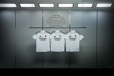 Los detalles de la equipación son en negro, como el patrocinador, el logotipo de adidas, las franjas de los hombros y la línea del cuello en V. La camiseta, que con este diseño limpio hace referencia al ADN del Real Madrid.