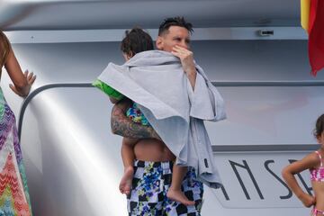 Leo Messi, Luis Su¨¢rez y Cesc F¨¢bregas han disfrutado de un d¨ªa en barco por la costa de Ibiza. Los tres jugadores se encuentran de vacaciones antes de la vuelta al trabajo.