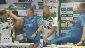 Scolari se lía a tortazos y patadas con sus jugadores en Palmeiras después de bañarle.