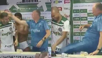 Scolari se l&iacute;a a tortazos y patadas con sus jugadores en Palmeiras despu&eacute;s de ba&ntilde;arle.