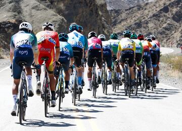 Fernando Gaviria ganó la cuarta etapa de la carrera argentina. Se impuso en el embalaje ante Peter Sagan y celebró por primera vez con el Movistar Team.