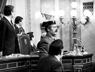 Antonio Tejero, en la tribuna del Congreso de los Diputados durante el 23-F.