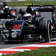 Contradicciones en McLaren sobre la carrera de Alonso