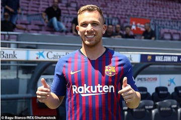 Arthur llegó al Barcelona en 2018 como una de las grandes promesas de fútbol brasileño. En el club blaugrana jugó dos temporadas participando en 72 partidos. En 2020 se marchó a la Juventus.