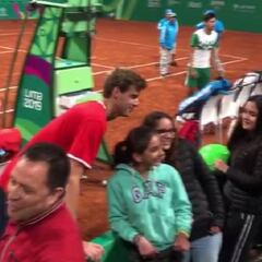 Selfies y autógrafos: el alegre festejo de Guarachi y Jarry