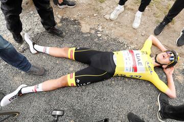 El ganador de la etapa, Team UAE Emirates, Tadej Pogacar de Eslovenia con el maillot amarillo de líder general descansa después de cruzar la línea de meta