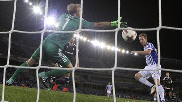 GRA432. SAN SEBASTIAN, 14/09/2017. El jugador de la Real Sociedad, David Zurutuza (d), marca gol ante el Rosenborg durante el primer encuentro de la fase de grupos de la UEFA Europa League que han disputado hoy en el estadio de Anoeta de San Sebastián. EFE/Javier Etxezarreta