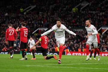 En Nesyri hace un remate de cabeza que va desviado, rechaza en Maguire y se mete en la portería. Otra vez gol en propia puerta del United.