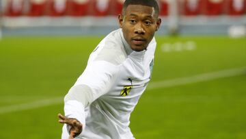 Alaba calienta durante un partido con Austria