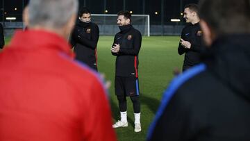 Messi, aplaudido tras su renovación.