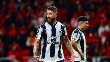 MEX729. TOLUCA (MÉXICO), 06/12/2025.- Sergio Ramos de Monterrey reacciona este sábado, en un partido por las semifinales del Torneo Apertura 2025 de la Liga MX entre Toluca y Monterrey en el estadio Nemesio Diez en Toluca (México). EFE/Felipe Gutiérrez