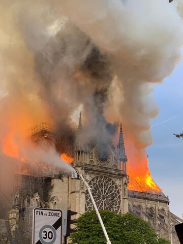 Devastador incendio de la catedral de Notre Dame, uno de los monumentos más emblemáticos de París.