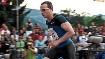 <b>ÚLTIMA CARRERA INDIVIDUAL. </b>Pistorius, poco después de tomar la salida en los 400 de la reunión de Lucerna, la última programada en los 400 metros individuales.