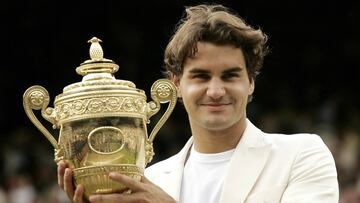 Roger Federer posando con el trofeo de Wimbledon el 9 de julio de 2006. 