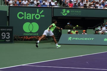 Una nueva final entre dos de las raquetas más fascinantes de todos los tiempos. Hoy ganó Federer bajo un sol de justicia en Miami. Nadal tuvo sus oportunidades de romper el servicio del suizo pero no lo consiguió. A pesar de eso, dejó una muy buena impresión. Veremos lo que pasa cuando llegue el momento de jugar en tierra batida. Aquí el resumen del partido en fotos.