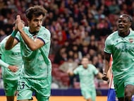 MADRID, 08/11/2025.- El defensa del Levante, Manu Sánchez, celebra el primer gol del equipo levantinista durante el encuentro correspondiente a la jornada 12 de Laliga EA Sports que disputan hoy sábado Atlético de Madrid y Levante en el estadio Metropolitano, en Madrid. EFE / Sergio Pérez.