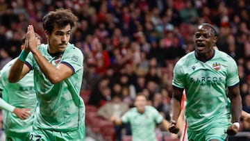 MADRID, 08/11/2025.- El defensa del Levante, Manu Sánchez, celebra el primer gol del equipo levantinista durante el encuentro correspondiente a la jornada 12 de Laliga EA Sports que disputan hoy sábado Atlético de Madrid y Levante en el estadio Metropolitano, en Madrid. EFE / Sergio Pérez.