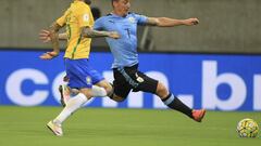 Daniel Alves (i) de Brasil disputa el balón con Cristian Rodriguez (d) de Uruguay.