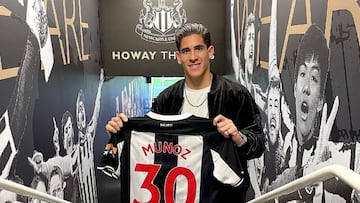 Santi Muñoz debutó con el Newcastle United