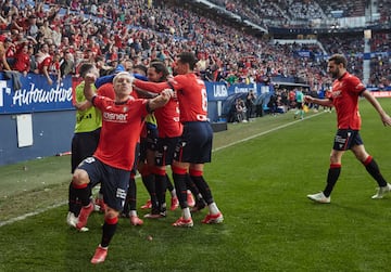 Los jugadores del Osasuna celebran el 1-1 de Ante Budimir al Real Madrid.