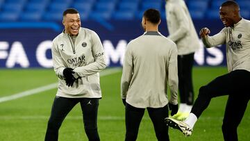 Mbappé charla con sus compañeros durante un entrenamiento.