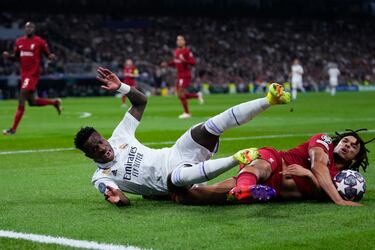 Vinicius Junior y Trent Alexander-Arnold ruedan por el césped del estadio Santiago Bernabéu.