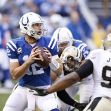 Andrew Luck tratando de mover el ataque de los Colts frente a los Saints.